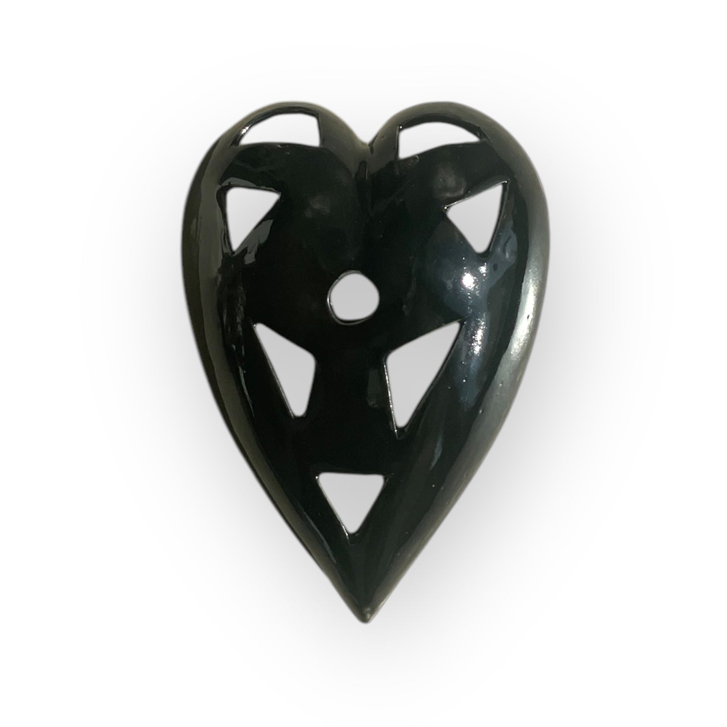 Porzellanherz mit schwarzer, glänzender Glasur on top. Hochzeitsgeschenk der besonderen Art um Zuhause an einer Wand immer an den Tag der Liebe zu erinnern.