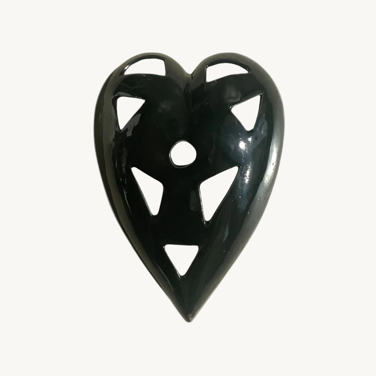 Porzellanherz mit schwarzer, glänzender Glasur on top. Hochzeitsgeschenk der besonderen Art um Zuhause an einer Wand immer an den Tag der Liebe zu erinnern.