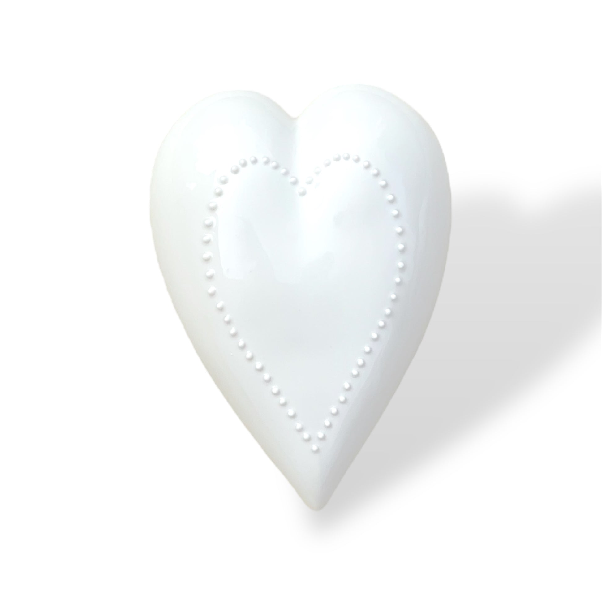 Weisses glänzendes Hochzeitsherz um an eine Wand zu hängen.