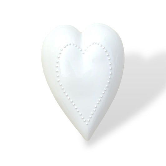 Weisses glänzendes Hochzeitsherz um an eine Wand zu hängen.