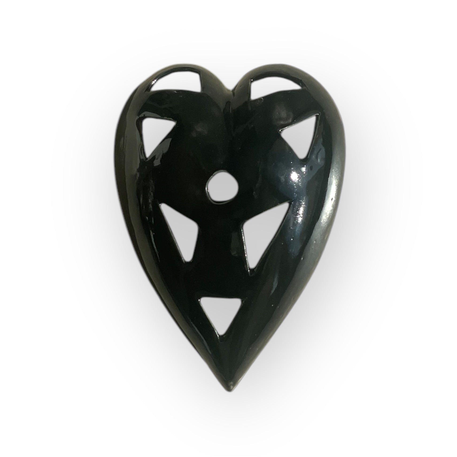 Porzellanherz mit schwarzer, glänzender Glasur on top. Hochzeitsgeschenk der besonderen Art um Zuhause an einer Wand immer an den Tag der Liebe zu erinnern.