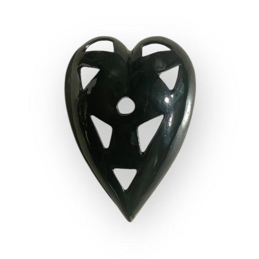 Porzellanherz mit schwarzer, glänzender Glasur on top. Hochzeitsgeschenk der besonderen Art um Zuhause an einer Wand immer an den Tag der Liebe zu erinnern.
